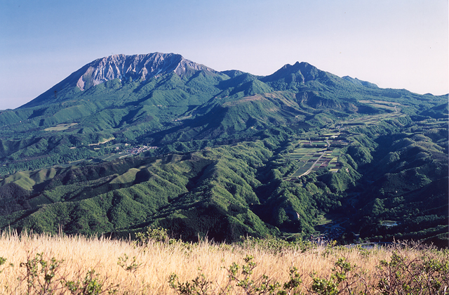 三平山（みひらやま）からの大山と烏ヶ山（からすがせん）