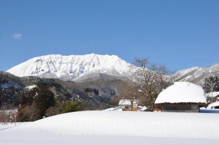 茅葺小屋と大山