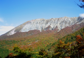 2007年10月31日 鍵掛峠から望む 大山南壁