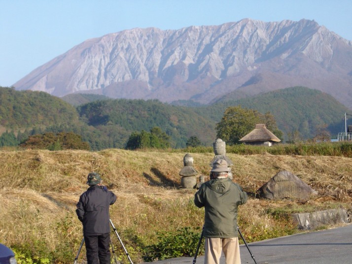 奥大山ビューポイント 御机茅葺小屋と五輪さん