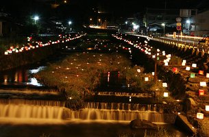 江尾十七夜　舟谷川の灯篭と町中の提灯