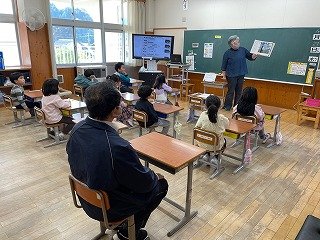 230427　ブナ読み聞かせ (1).jpg