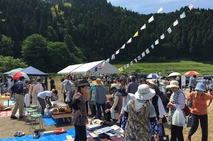 七色がし女性会　フリーマーケットの様子