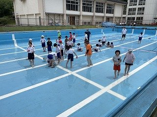 240530プールそうじ (26).jpg